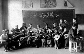 Татарская школа им Нариманова в Москве, первый слева — юный Абдурахман. 1920-е годы