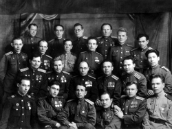 С однополчанами, Абсалямов крайний слева,1945 год